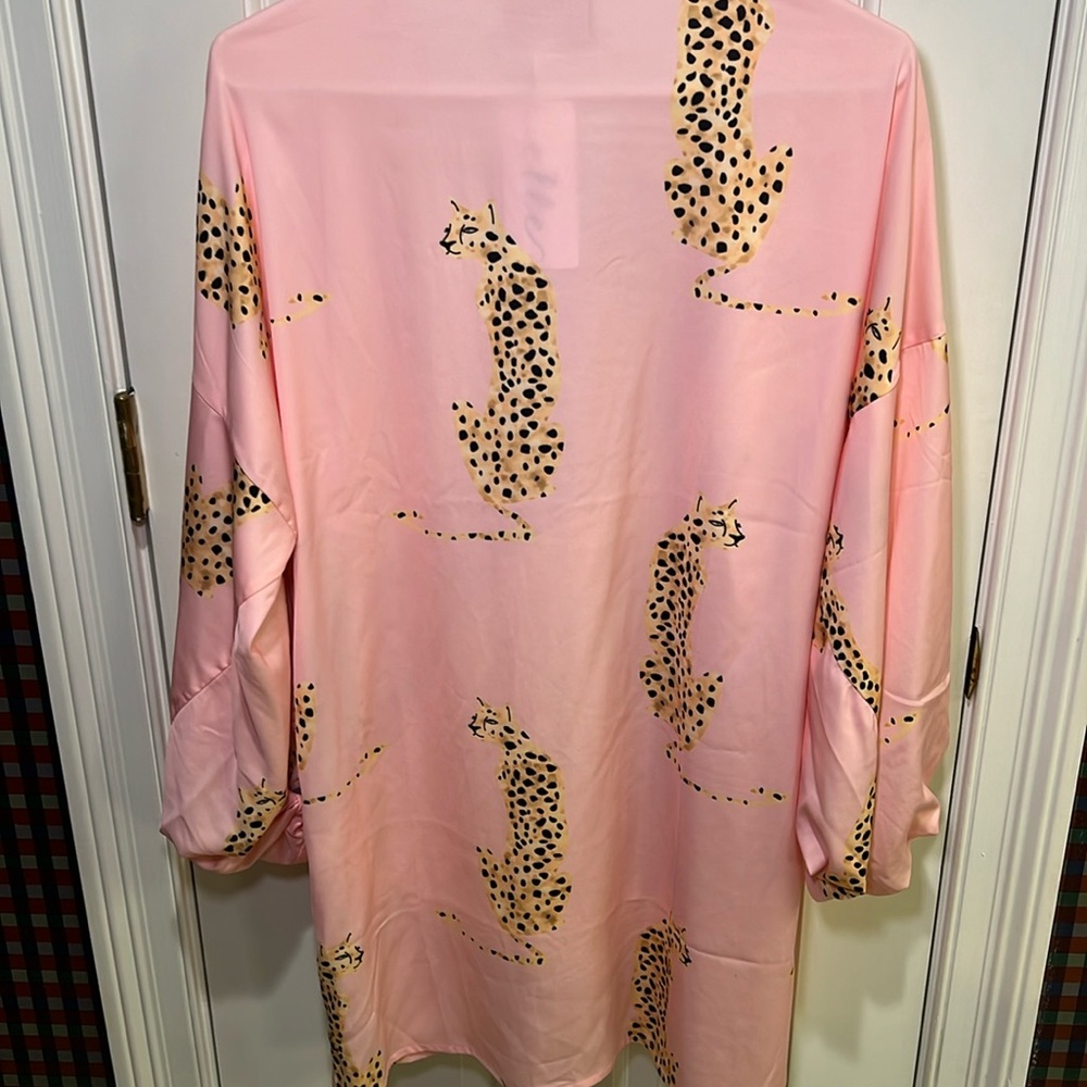 NWT Saints of June pink satiny polyester kimono with leopard print. Sizeโ M/L